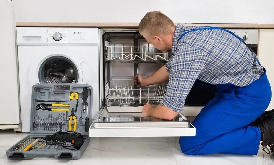 Akyazı Dominox servisi teknisyen ekibi beyaz eşya tamiri yaparken